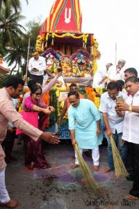 WISHING AND HORSES: Laxmikant Parsekar would like to become Chief Minister again and use Arvind Kejriwal's broom, but the BJP high command prefers Defence Minister Manohar Parrikar.