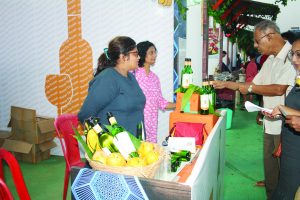 MANGOES & WINE: Everyone enjoyed the mango wine at the Pomar De Frutas wine stall.