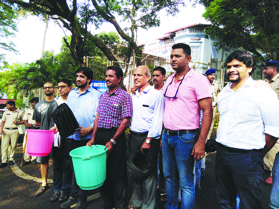 AAP PROTESTS WATER SHORTAGE OUTSIDE CM’S ALTINHO RESIDENCE