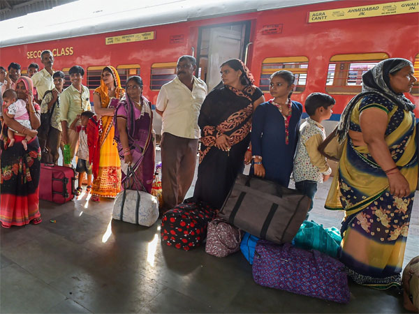 Migrants flee Gujarat