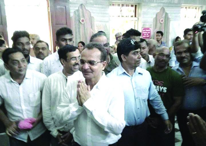 ‘BABUSH’ MONSERRATE SEEKS BLESSINGS AT MAHALAKSHMI TEMPLE