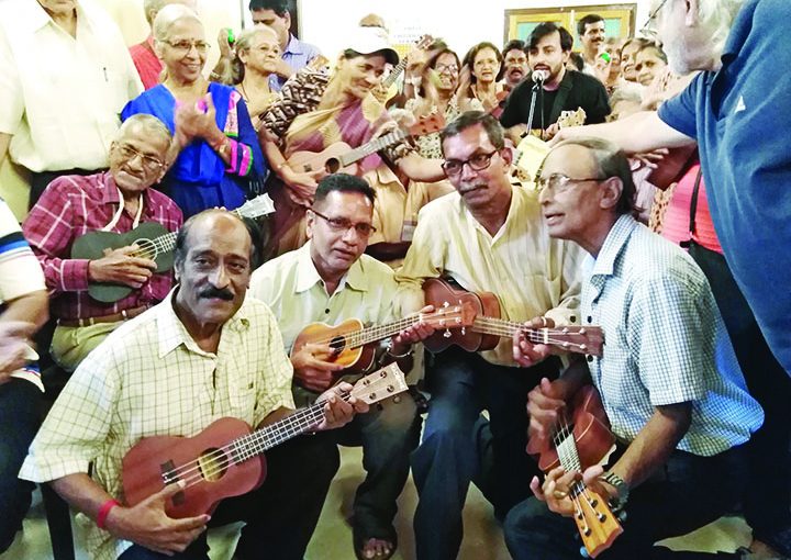 SENIORS HAVE A PICNIC WITH UKULELE!